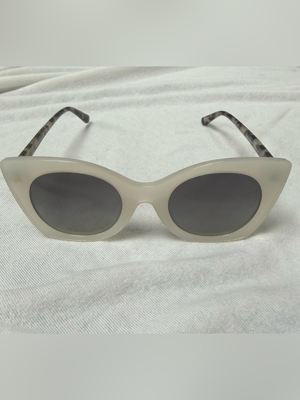 Women’s Cream Cat-Eye Sunglasses with Tortoiseshell Temples